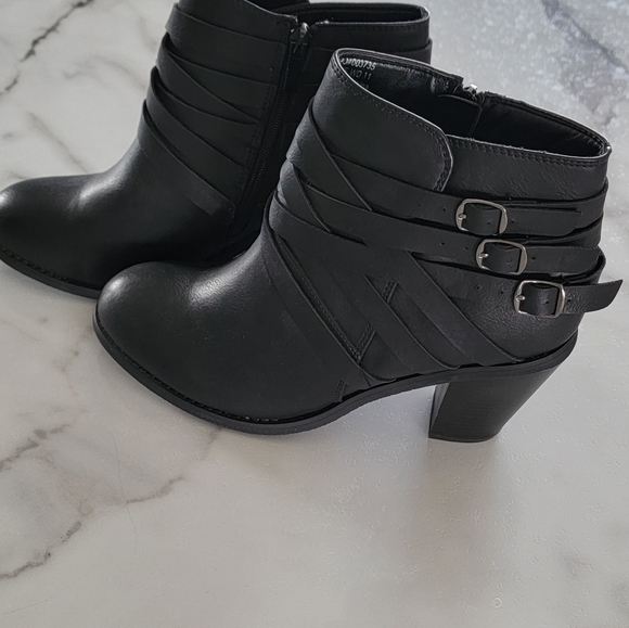 Journee Collection Black Boots - Picture 5 of 5